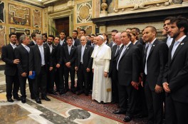 La-delegación-argentina-posa-junto-al-Sumo-Pontífice-Foto-Télam-264x174